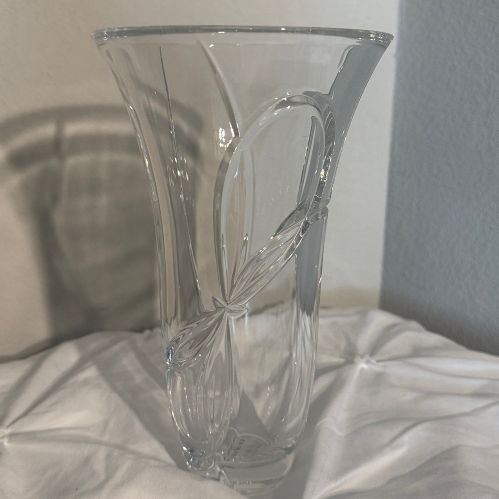 MOTHER’S DAY - LOVE KNOTS VASE BY VERA WANG WEDGEWOOD ENGLAND 1759